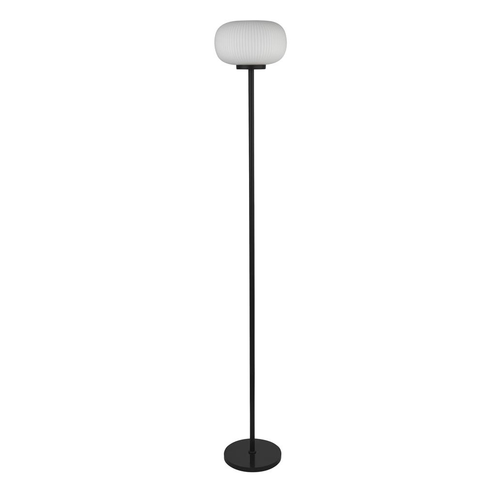 Lumina Sort gulvlampe Fra Searchlight - Lumina gulvlampen kombinerer en mat sort metalramme med riflet opalglas – en kontrast, der giver et moderne og elegant udtryk.