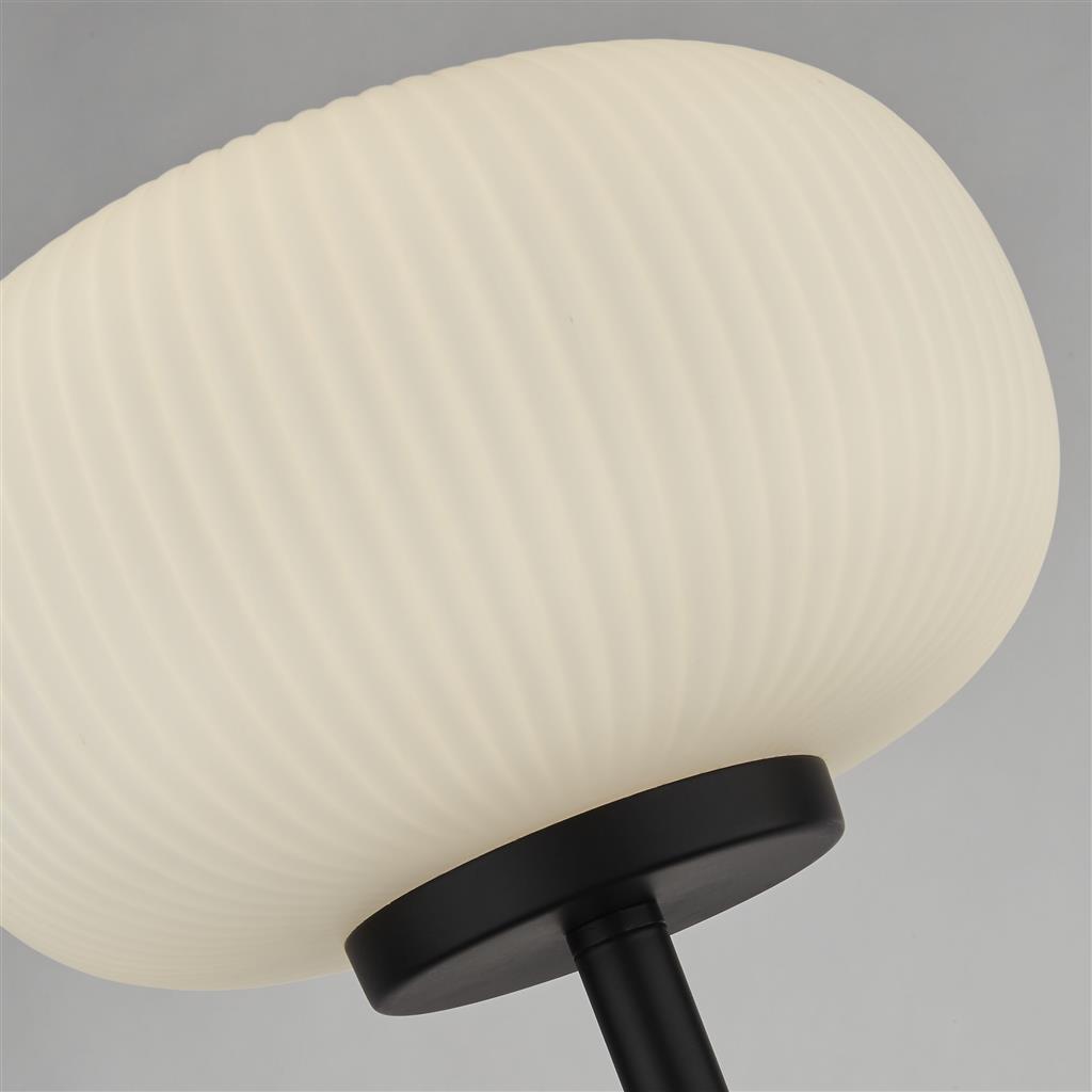 Lumina Sort gulvlampe Fra Searchlight - Lumina gulvlampen kombinerer en mat sort metalramme med riflet opalglas – en kontrast, der giver et moderne og elegant udtryk.