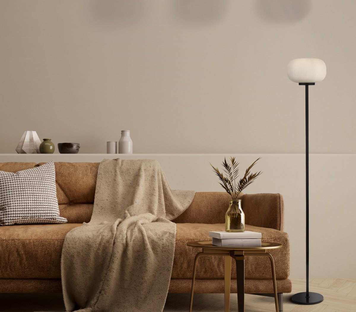 Lumina Sort gulvlampe Fra Searchlight - Lumina gulvlampen kombinerer en mat sort metalramme med riflet opalglas – en kontrast, der giver et moderne og elegant udtryk.