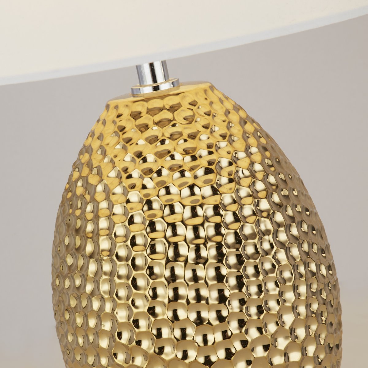 Nadine 30cm Guld bordlampe Fra Searchlight - Forbedr indretningen i dit hjem med Nadine bordlampen.