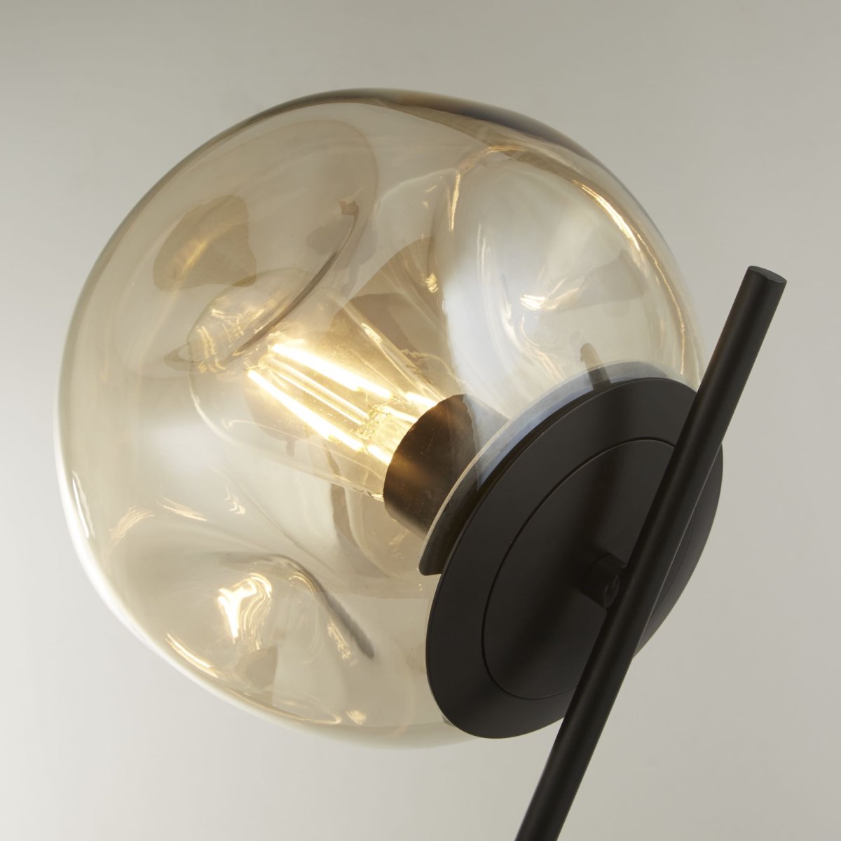 Punch 57cm Champagne bordlampe Fra Searchlight - Det let konkave glas i kombination med den sorte metalramme skaber en moderne og elegant kontrast, der passer ind i mange forskellige indretningsstile.
