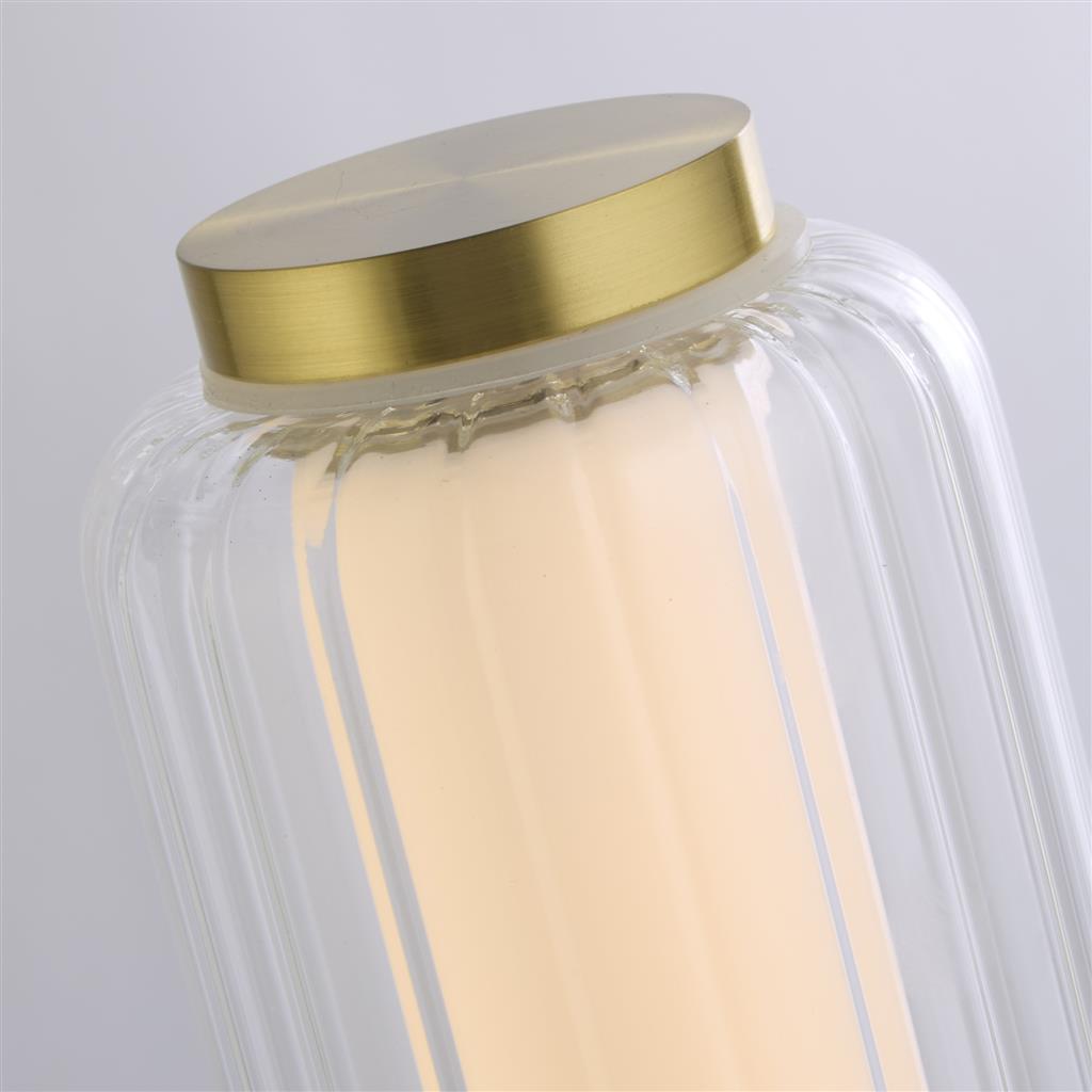 Mod 30cm Messing bordlampe Fra Searchlight - Inde i sk&aelig;rmen er en opal diffusor, der giver et bl&oslash;dt, j&aelig;vnt og bl&aelig;ndfrit lys i rummet.