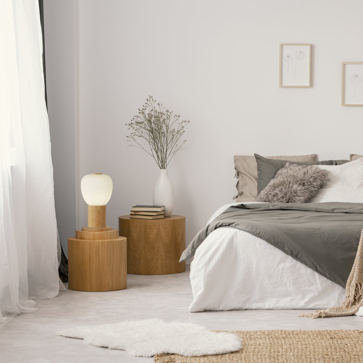 Ella 25cm Træ bordlampe Fra Searchlight - Lampens design passer lige godt ind i klassiske og moderne hjem og ser flot ud på natbordet, i vindueskarmen eller som et dekorativt element i stuen.