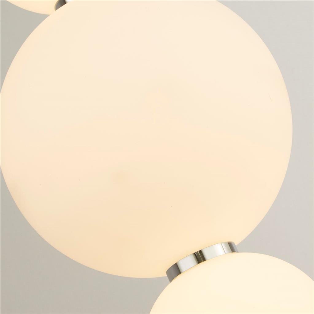 Snowball Krom gulvlampe Fra Searchlight - Snowball er en gulvlampe, der virkelig skiller sig ud &ndash; Med sine runde opalglasskærme og et strejf af krom har den et blødt, næsten taktilt udtryk, som mange andre lamper mangler.