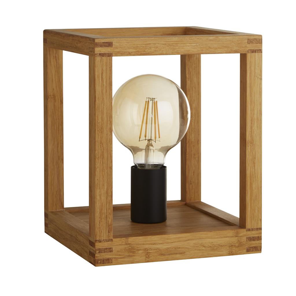 Square 25cm Træ bordlampe Fra Searchlight - Den passer lige godt ind i moderne hjem som i mere traditionelle miljøer og er hurtigt ved at blive en favorit takket være sin alsidighed og tidløse udseende.