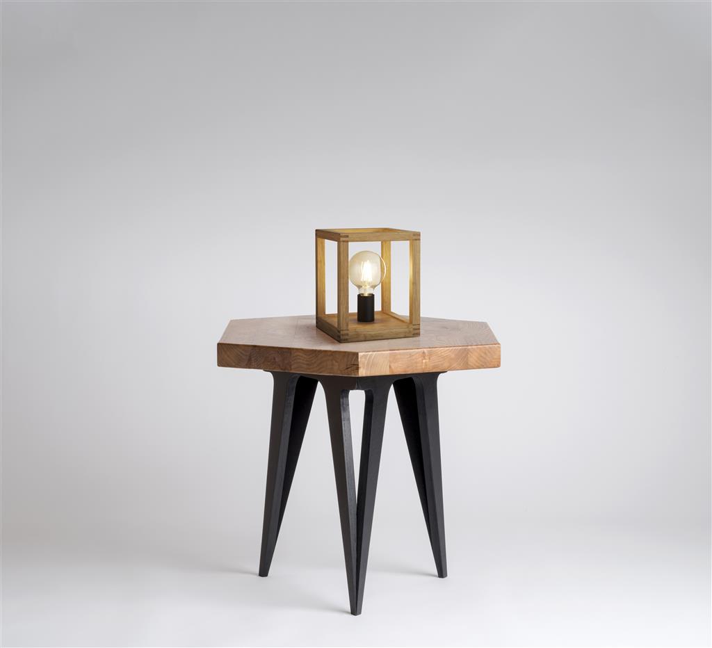 Square 25cm Træ bordlampe Fra Searchlight - Den passer lige godt ind i moderne hjem som i mere traditionelle miljøer og er hurtigt ved at blive en favorit takket være sin alsidighed og tidløse udseende.