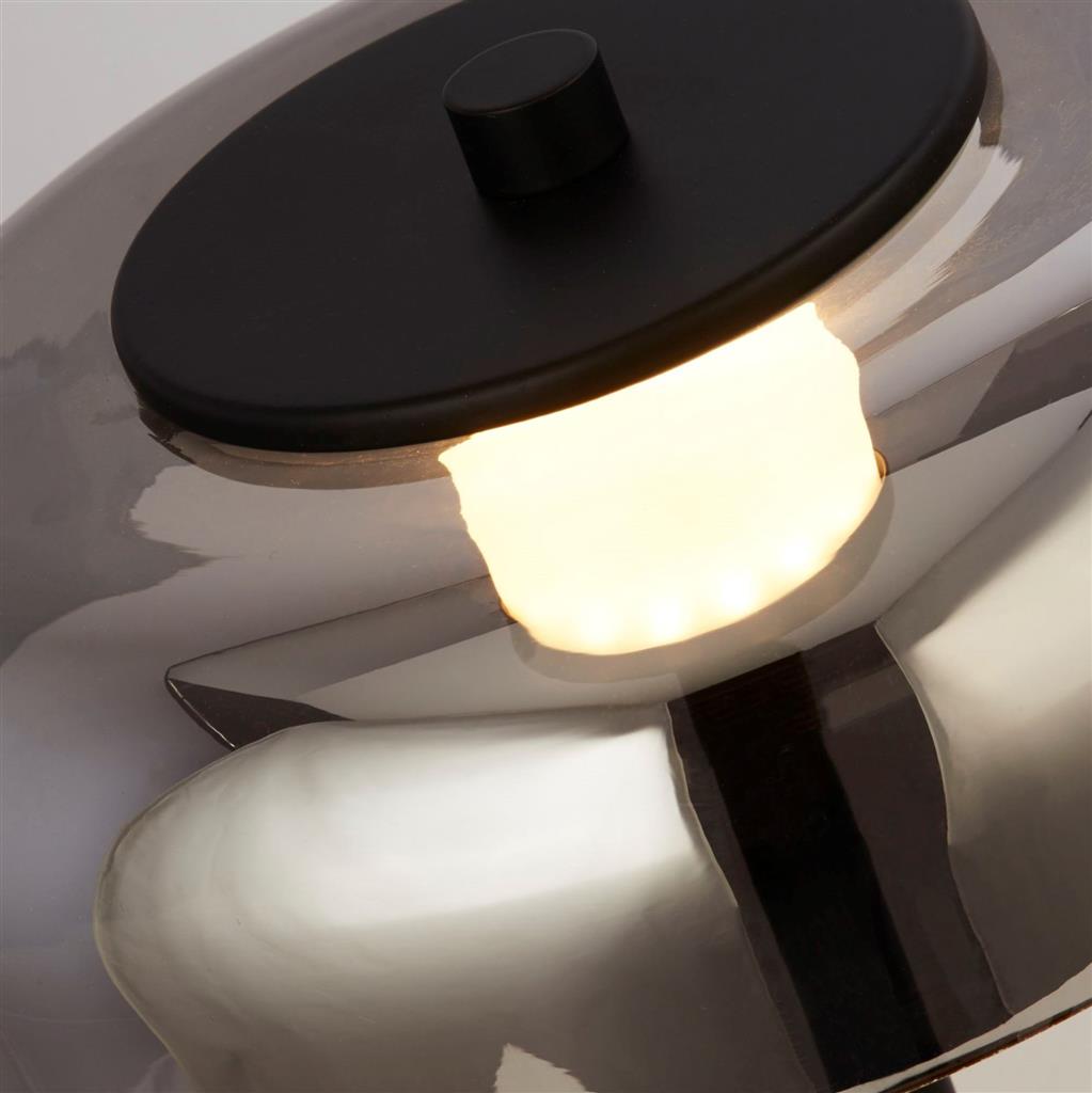 Frisbee Sort gulvlampe Fra Searchlight - Lampen har en smooth touch-funktion og er udstyret med en integreret 3-trins lysdæmper, så du nemt kan justere lysstyrken, så den passer til dit humør og dine behov.