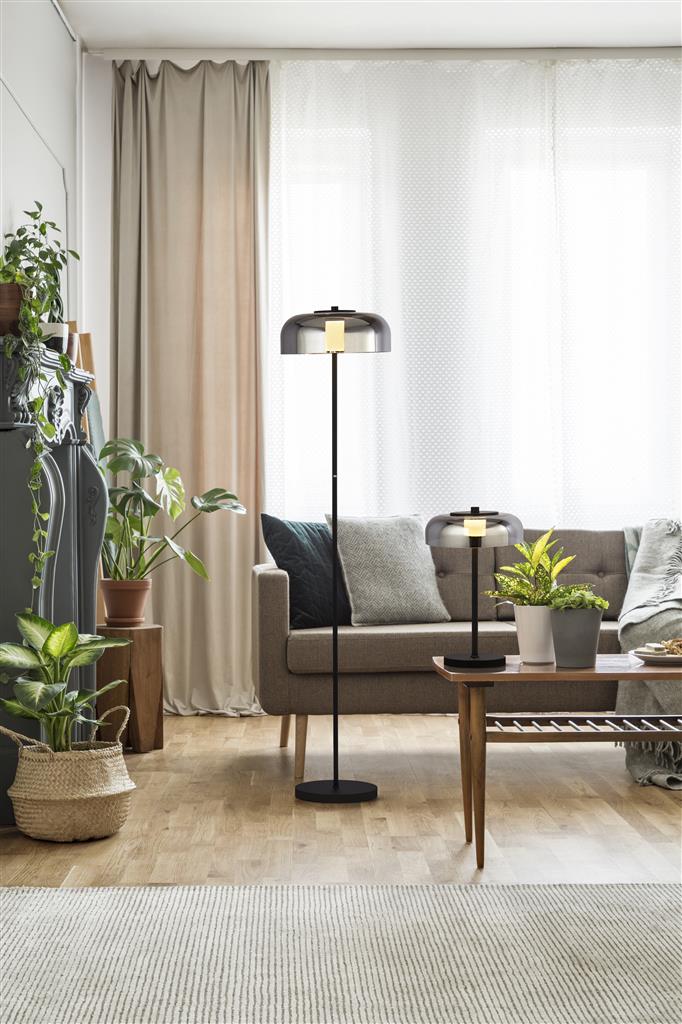 Frisbee Sort gulvlampe Fra Searchlight - Lampen har en smooth touch-funktion og er udstyret med en integreret 3-trins lysdæmper, så du nemt kan justere lysstyrken, så den passer til dit humør og dine behov.