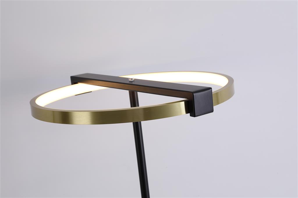 Aerial Messing/sort gulvlampe Fra Searchlight - Aerial er en elegant og moderne gulvlampe med stilfulde kontraster i satineret messingfinish og sort metal.