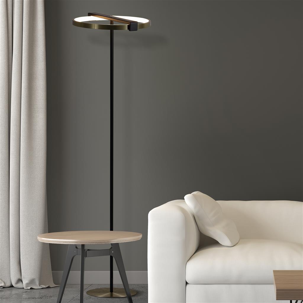 Aerial Messing/sort gulvlampe Fra Searchlight - Aerial er en elegant og moderne gulvlampe med stilfulde kontraster i satineret messingfinish og sort metal.