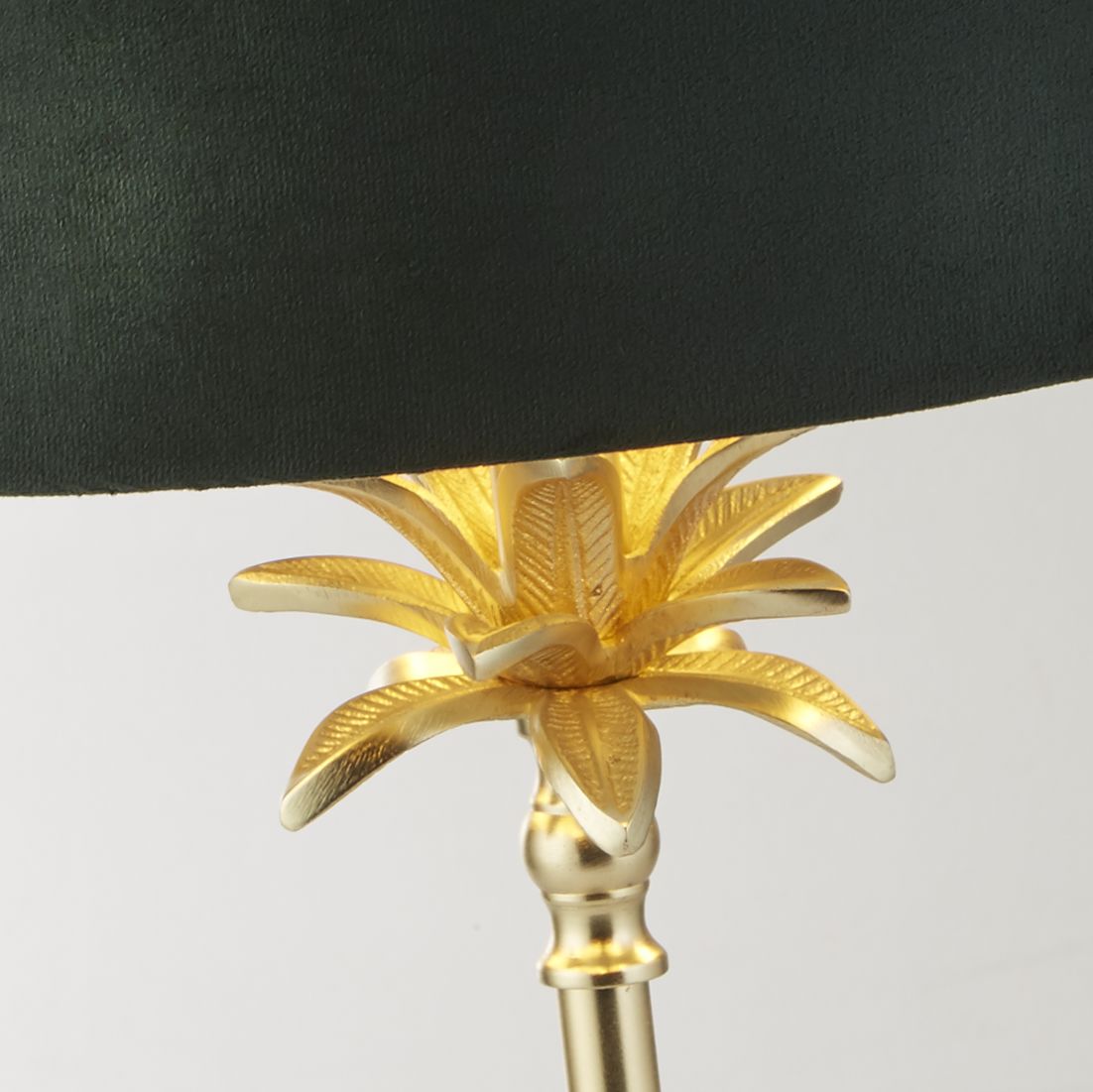Palm 45cm Grøn bordlampe Fra Searchlight - Bordlampen har en satin messing base i form af en håndflade, toppet med en luksuriøs mørkegrå fløjlsskærm med et guldfarvet interiør, der tilføjer en følelse af elegance og sofistikering til rummet.