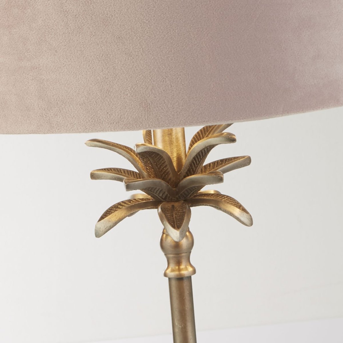 Palm 45cm Lyserød bordlampe Fra Searchlight - Palm bordlampe er den perfekte kombination af stil og funktion.