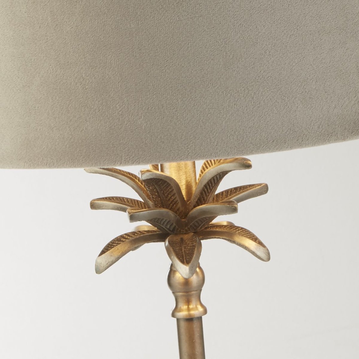 Palm 45cm Taupe bordlampe Fra Searchlight - Palm bordlampe er den perfekte kombination af stil og funktion.