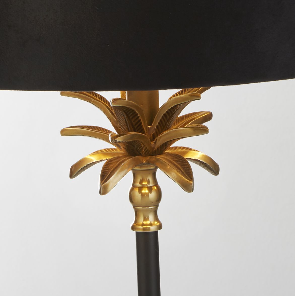 Palm 45cm Sort bordlampe Fra Searchlight - Palm bordlampe kombinerer stil og funktion på en sød måde og passer til både traditionelle og moderne interiører.