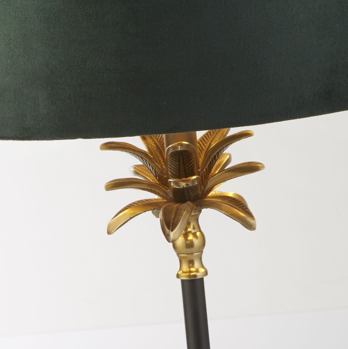 Palm 45cm Grøn bordlampe Fra Searchlight - Palm bordlampe kombinerer stil og funktion på en sød måde og passer til både traditionelle og moderne interiører.