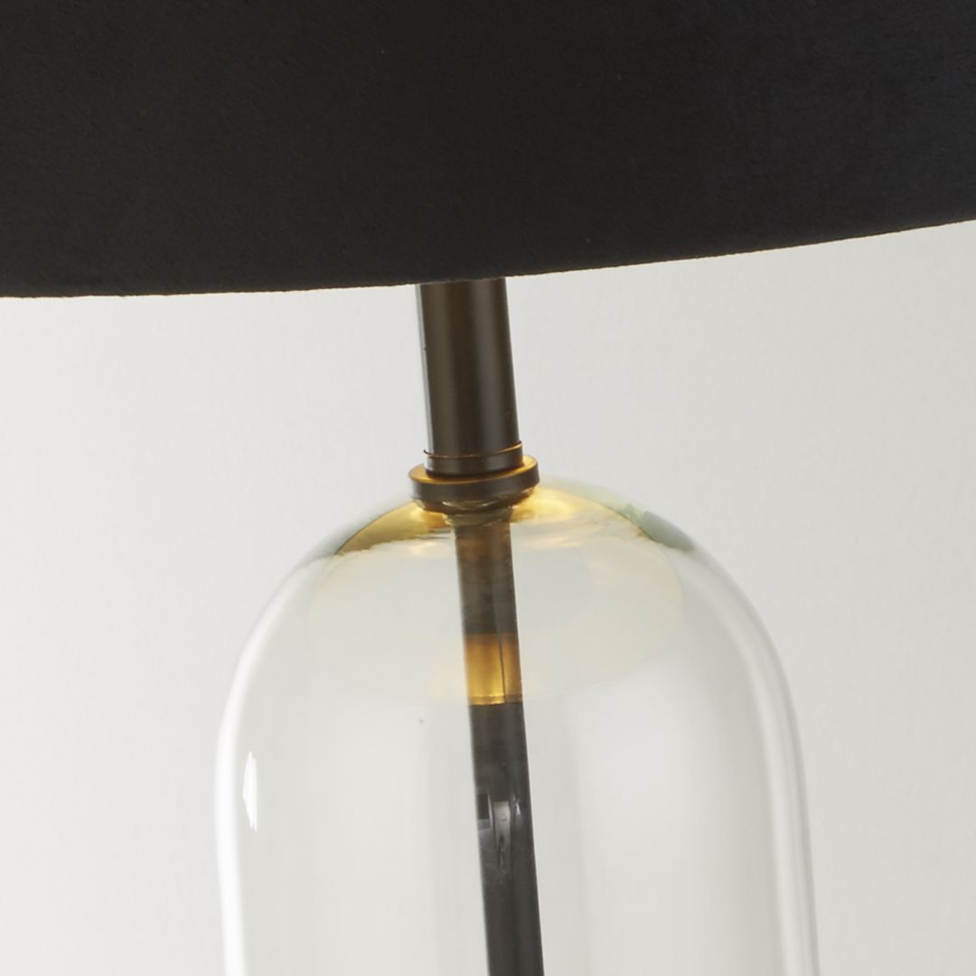 Oxford 44cm Sort bordlampe Fra Searchlight - Med en total h&oslash;jde p&aring; 70 cm og en justerbar h&aelig;ldningsvinkel p&aring; 6 grader udstr&aring;ler lampen b&aring;de elegance og finesse.