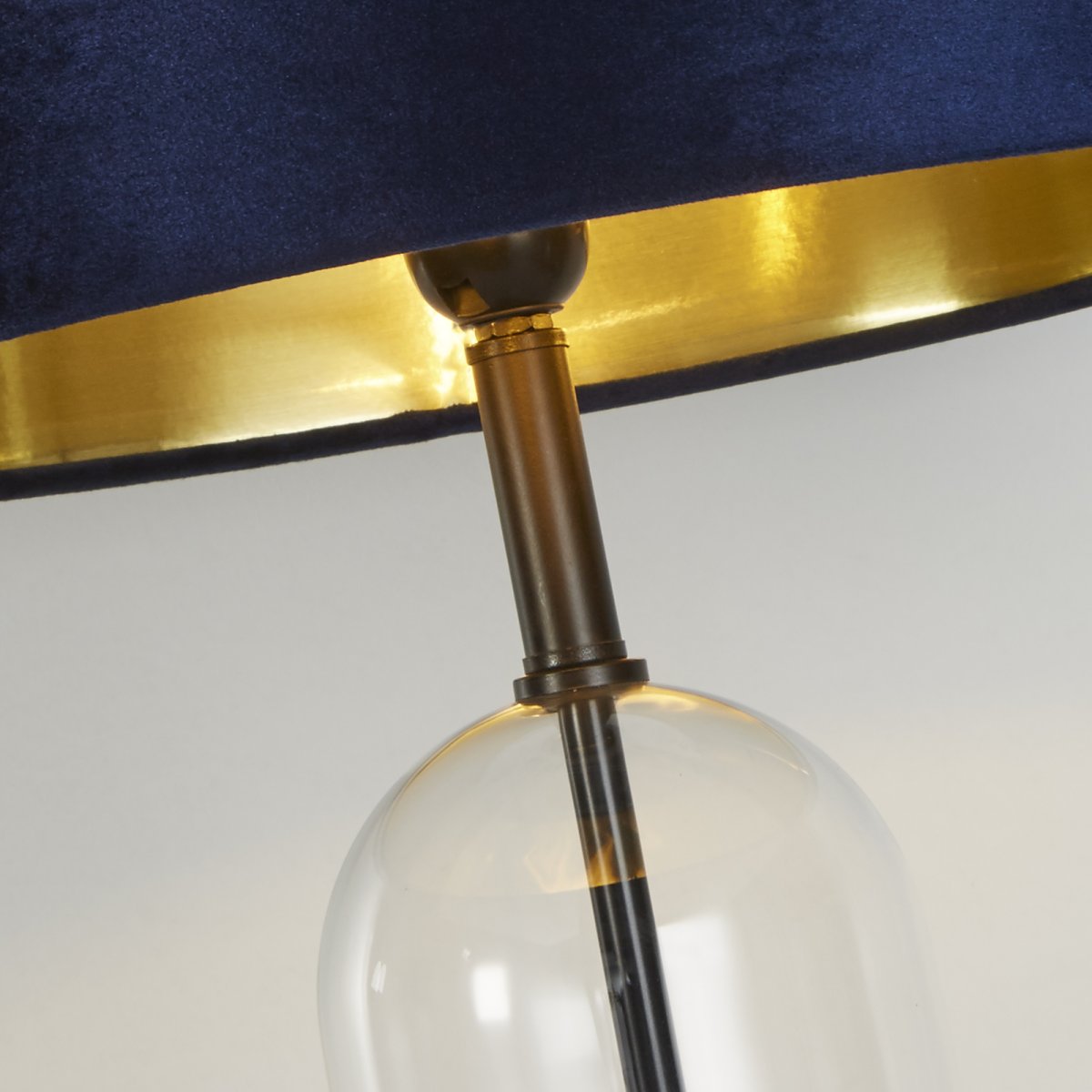 Oxford 44cm Blå bordlampe Fra Searchlight - Med en total højde på 70 cm og en justerbar hældningsvinkel på 6 grader udstråler lampen både elegance og finesse.