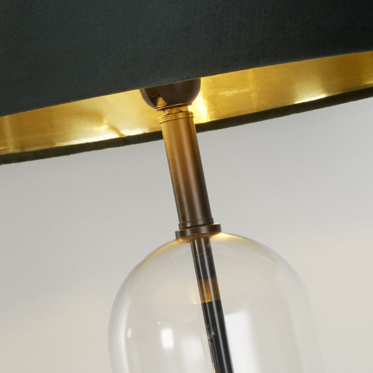 Oxford 44cm Grøn bordlampe Fra Searchlight - Med en samlet h&oslash;jde p&aring; 700 mm og en justerbar h&aelig;ldningsvinkel p&aring; 6 grader udstr&aring;ler lampen b&aring;de elegance og finesse.