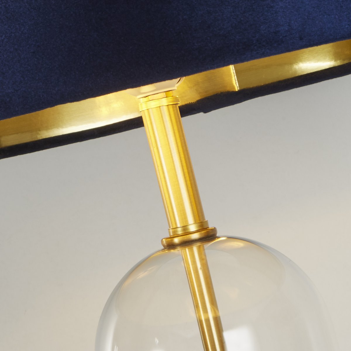 Oxford 44cm Blå bordlampe Fra Searchlight - Med en imponerende glas- og messingsokkel udstr&aring;ler lampen b&aring;de holdbarhed og sofistikering, hvilket tilf&oslash;jer moderne charme til ethvert rum.