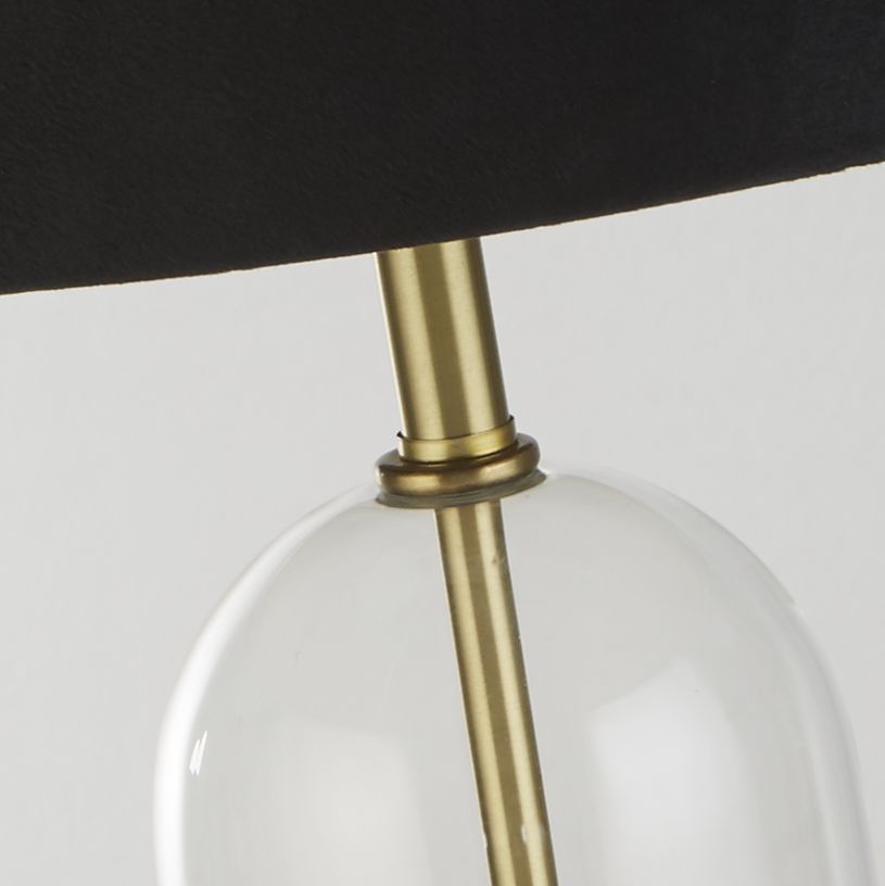 Oxford 44cm Sort bordlampe Fra Searchlight - Med en imponerende glas- og messingsokkel udstr&aring;ler lampen b&aring;de holdbarhed og sofistikering, hvilket tilf&oslash;jer moderne charme til ethvert rum.