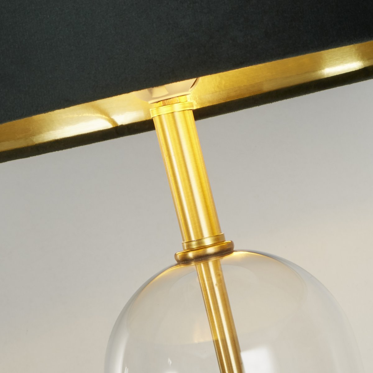 Oxford 44cm Grøn bordlampe Fra Searchlight - Med en imponerende glas- og messingsokkel udstr&aring;ler lampen b&aring;de holdbarhed og sofistikering, hvilket tilf&oslash;jer moderne charme til ethvert rum.