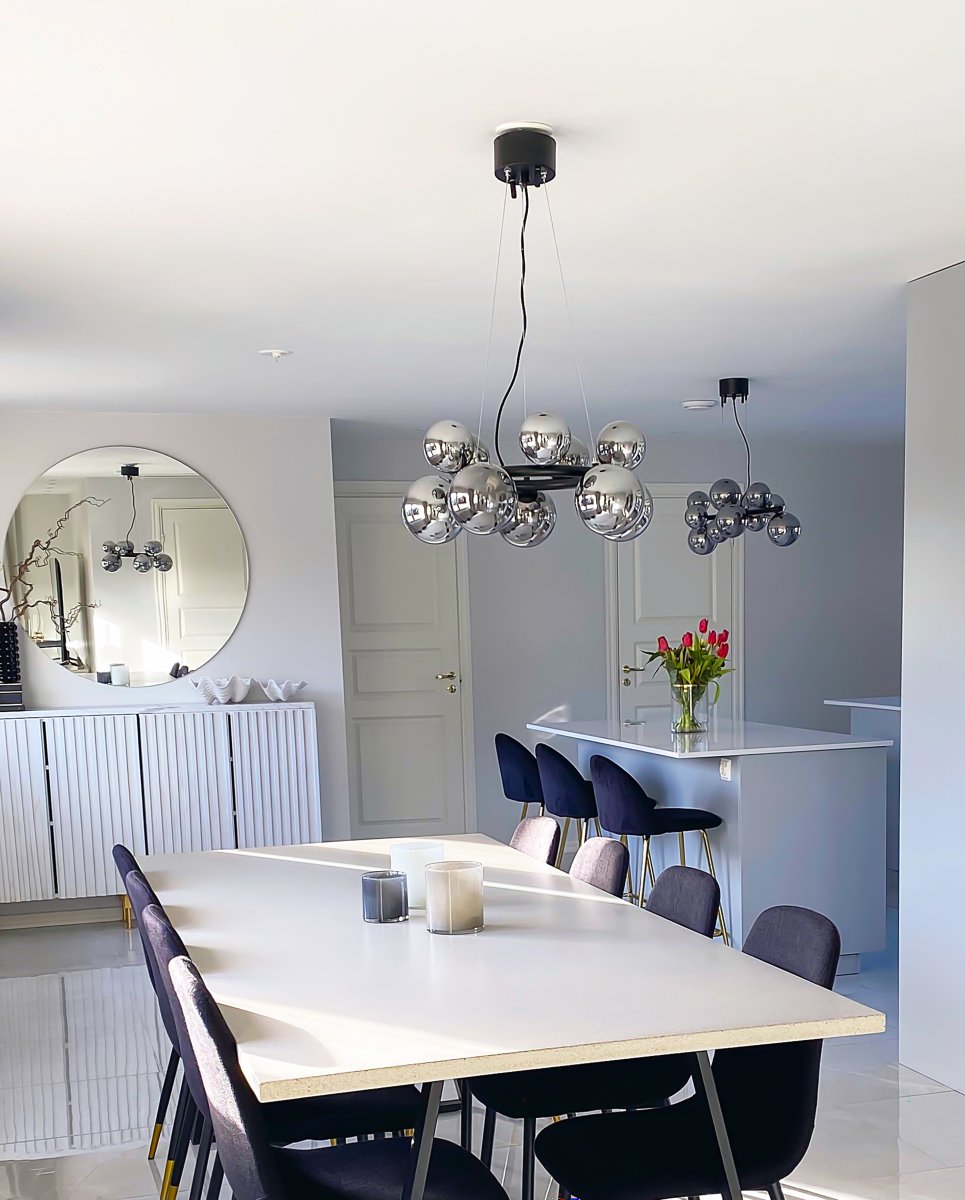 Molekyl Ø50 Røg grå loftslampe Fra Aneta Lighting - Dets moderne og unikke design kombineret med materialer af h&oslash;j kvalitet g&oslash;r det til et ideelt valg for den designbevidste &ndash; en lampe, der er lige s&aring; meget en stemningsskaber som en stils&aelig;tning.