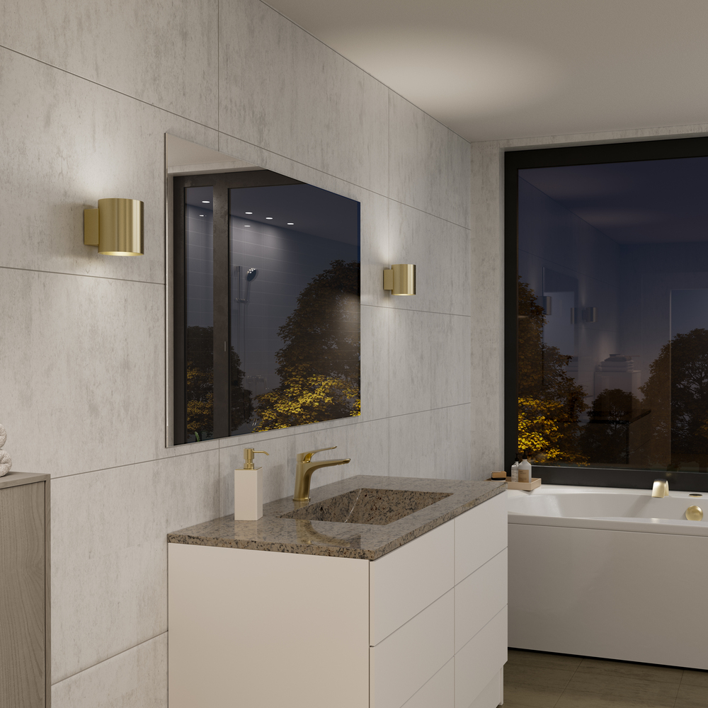 Evoke S Satin messing væglampe Fra Herstal - Den smarta konstruktionen med b&aring;de upp- och nerljus g&ouml;r den till ett utm&auml;rkt val f&ouml;r att belysa din hall, vardagsrum eller sovrum p&aring; ett subtilt men effektfullt s&auml;tt.