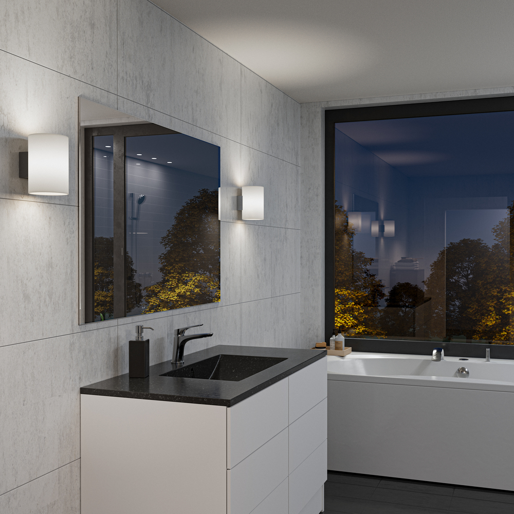 Evoke L Antracit/opal væglampe Fra Herstal - Den smarta konstruktionen med b&aring;de upp- och nerljus g&ouml;r den till ett utm&auml;rkt val f&ouml;r att belysa din hall, vardagsrum eller sovrum p&aring; ett subtilt men effektfullt s&auml;tt.