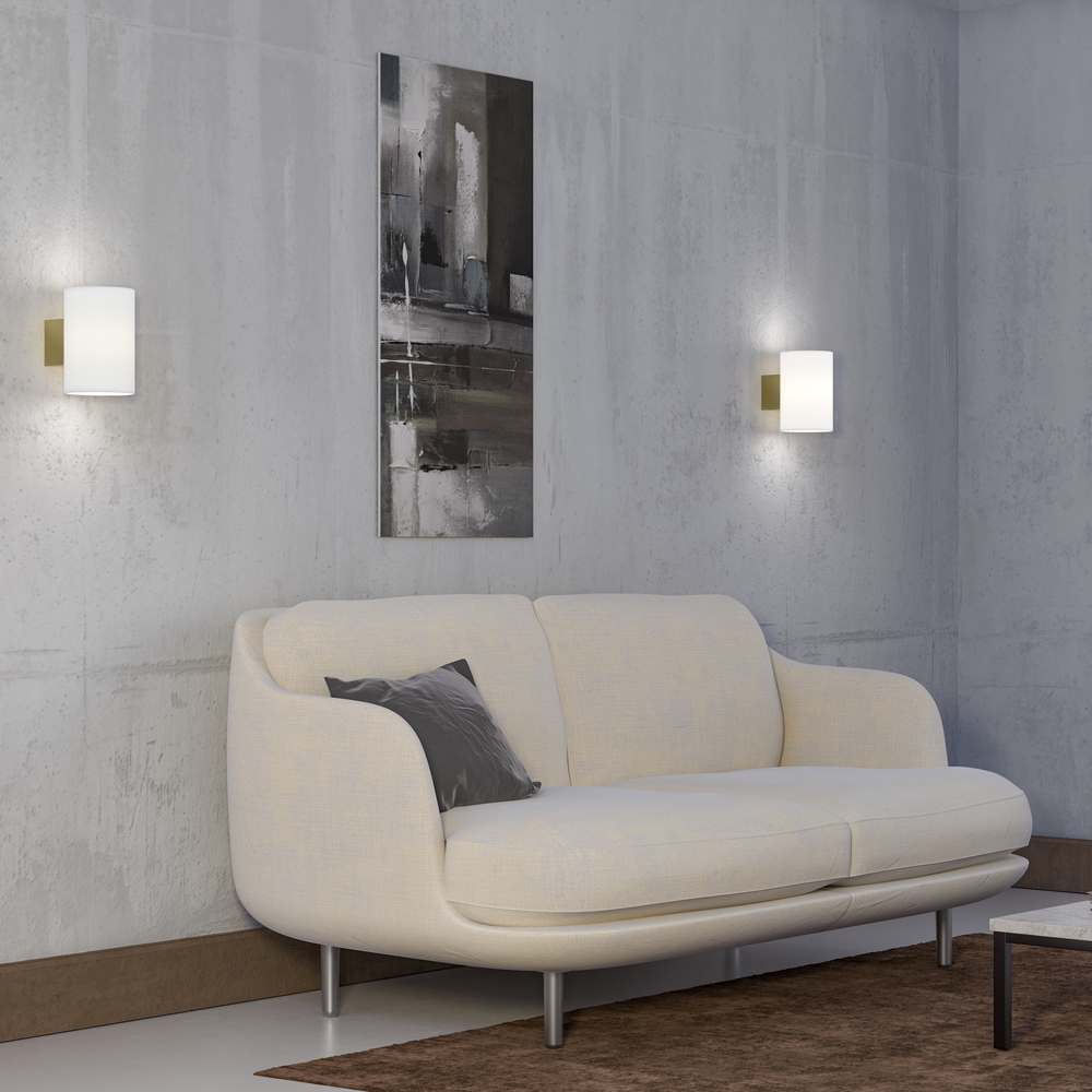 Evoke L Satin messing/opal væglampe Fra Herstal - Den smarta konstruktionen med b&aring;de upp- och nerljus g&ouml;r den till ett utm&auml;rkt val f&ouml;r att belysa din hall, vardagsrum eller sovrum p&aring; ett subtilt men effektfullt s&auml;tt.