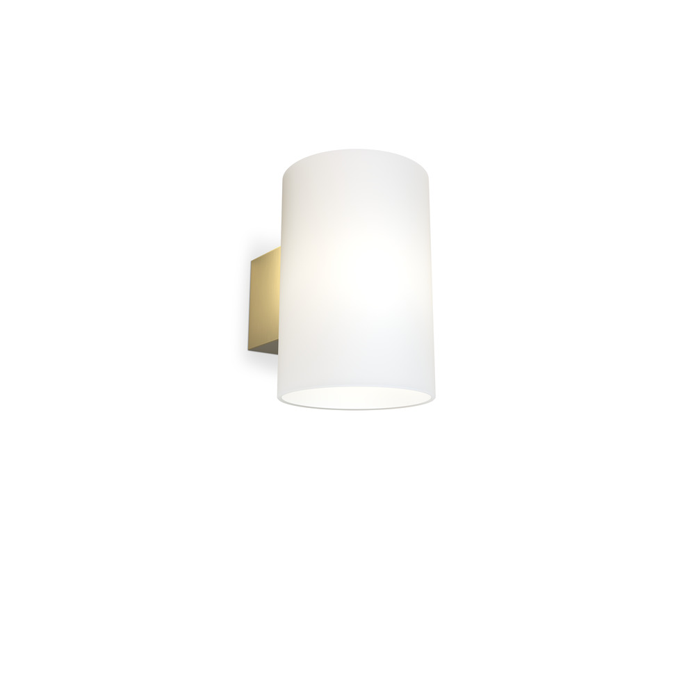 Evoke L Satin messing/opal væglampe Fra Herstal - Den smarta konstruktionen med b&aring;de upp- och nerljus g&ouml;r den till ett utm&auml;rkt val f&ouml;r att belysa din hall, vardagsrum eller sovrum p&aring; ett subtilt men effektfullt s&auml;tt.