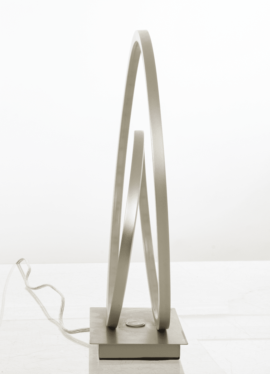 Loop 37cm Stål bordlampe Fra Aneta Lighting - Integreret 14W LED, der kan dæmpes med en 3-trins lysdæmper p&aring; lampefoden.