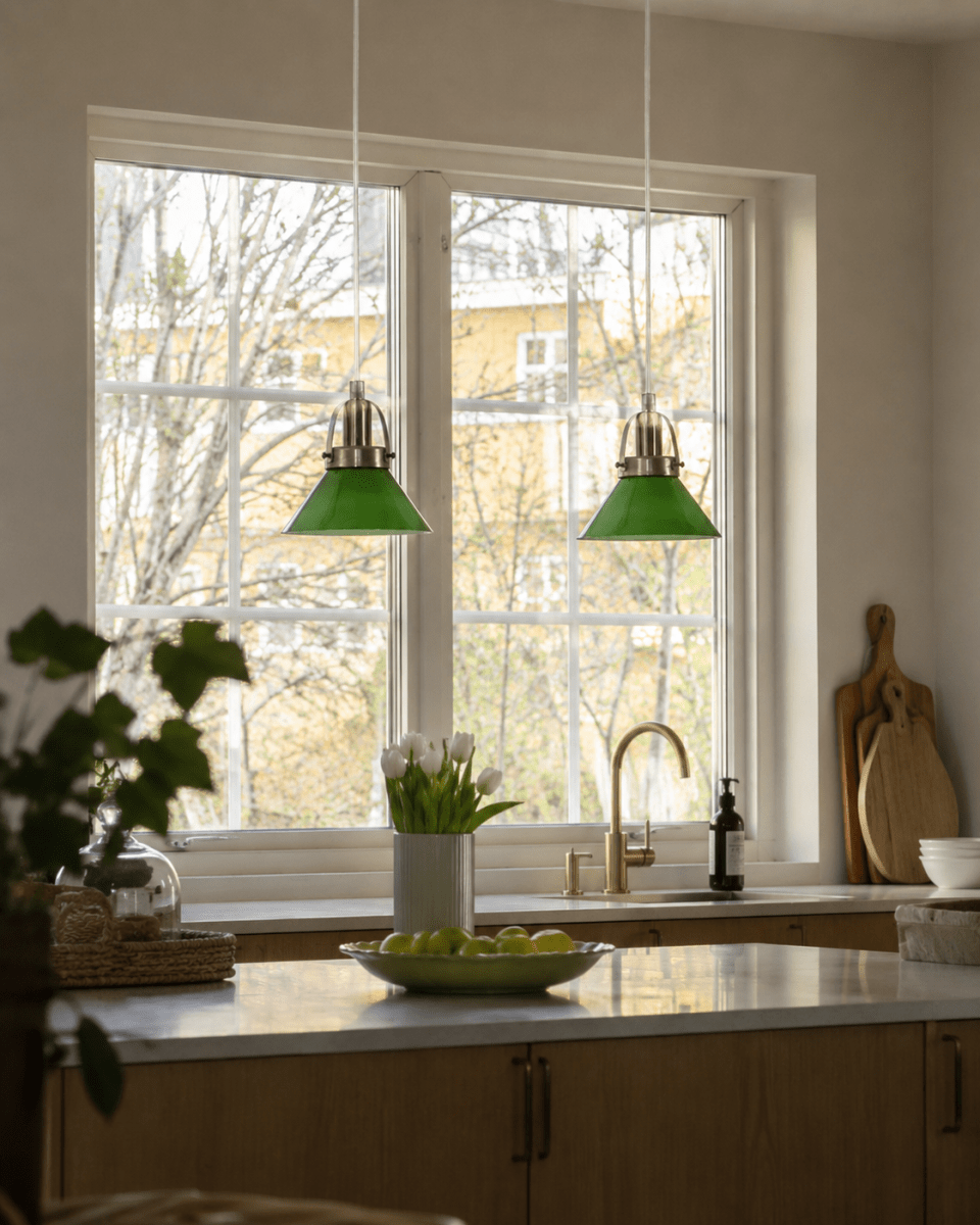 Mäster Ø15 Antik messing/grøn vindueslampe Fra Lampan - M&auml;ster vindueslampe er en tidl&oslash;s og elegant lampe, der passer perfekt ind i b&aring;de klassiske og moderne hjem.