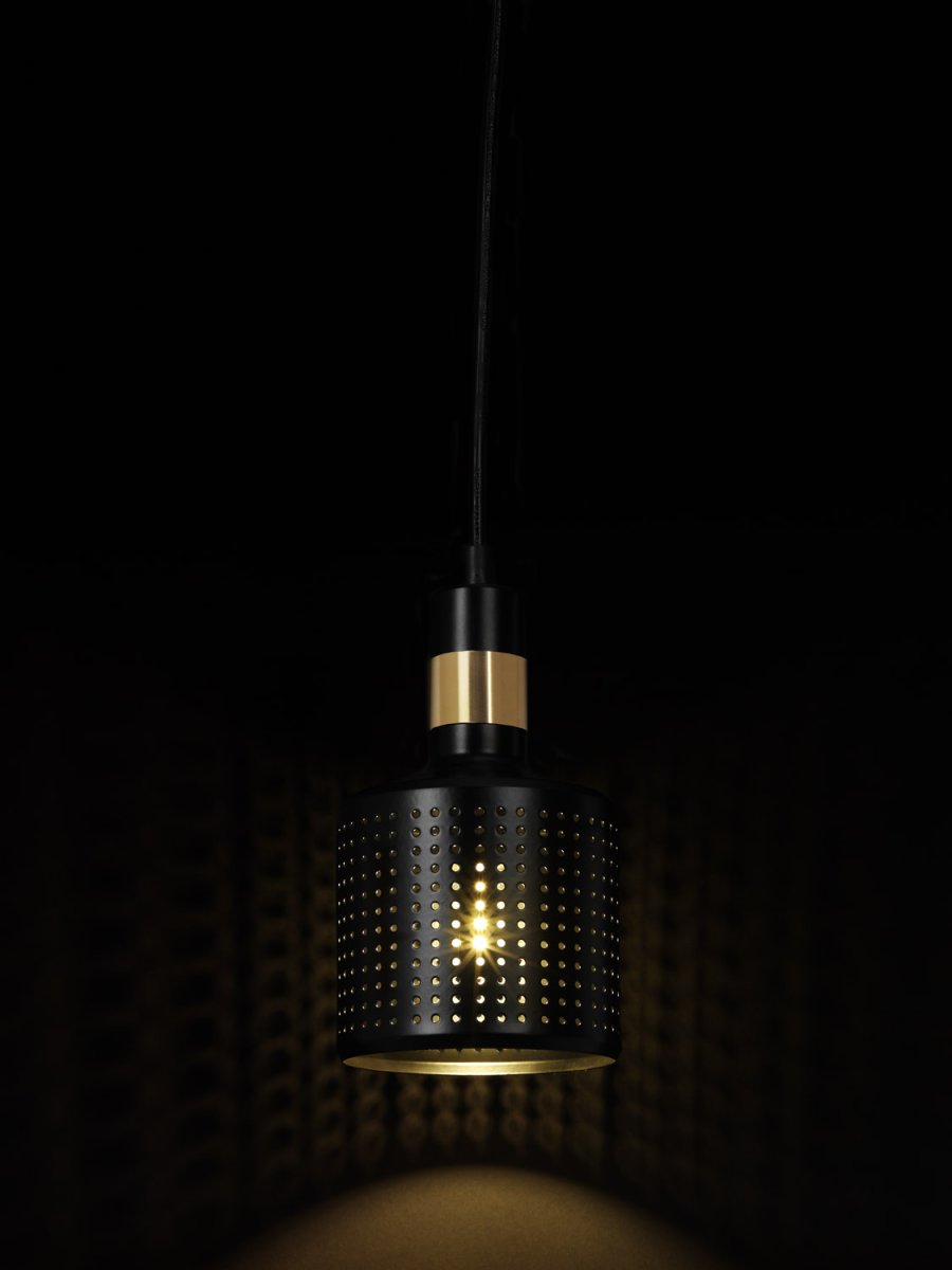 Stanza Ø12 Sort vindueslampe Fra Cottex - Stanza vindueslampe i metal er en moderne og stilfuld belysningsløsning, der skaber et smukt lysspil gennem sit perforerede design.