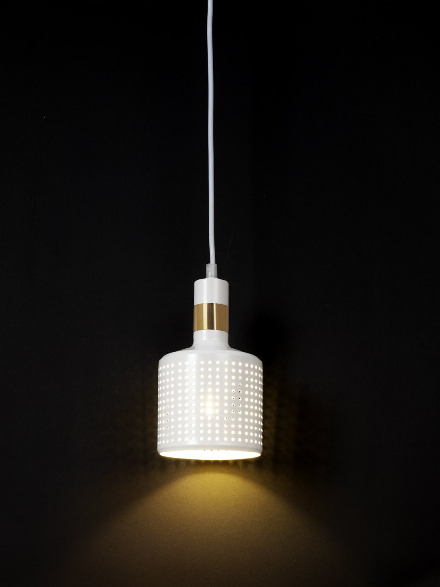 Stanza Ø12 Hvid vindueslampe Fra Cottex - Stanza vindueslampe i metal er en moderne og stilfuld belysningsl&oslash;sning, der skaber et smukt lysspil gennem sit perforerede design.