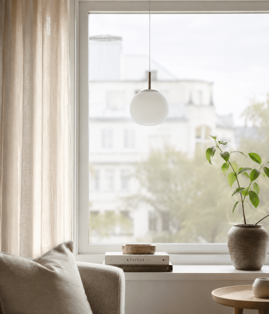Globi Ø15 Krom/hvid vindueslampe Fra Nordic Lighting - Globi vindueslampe er en stilfuld og moderne lampe, der giver rummet en varm og hyggelig f&oslash;lelse.