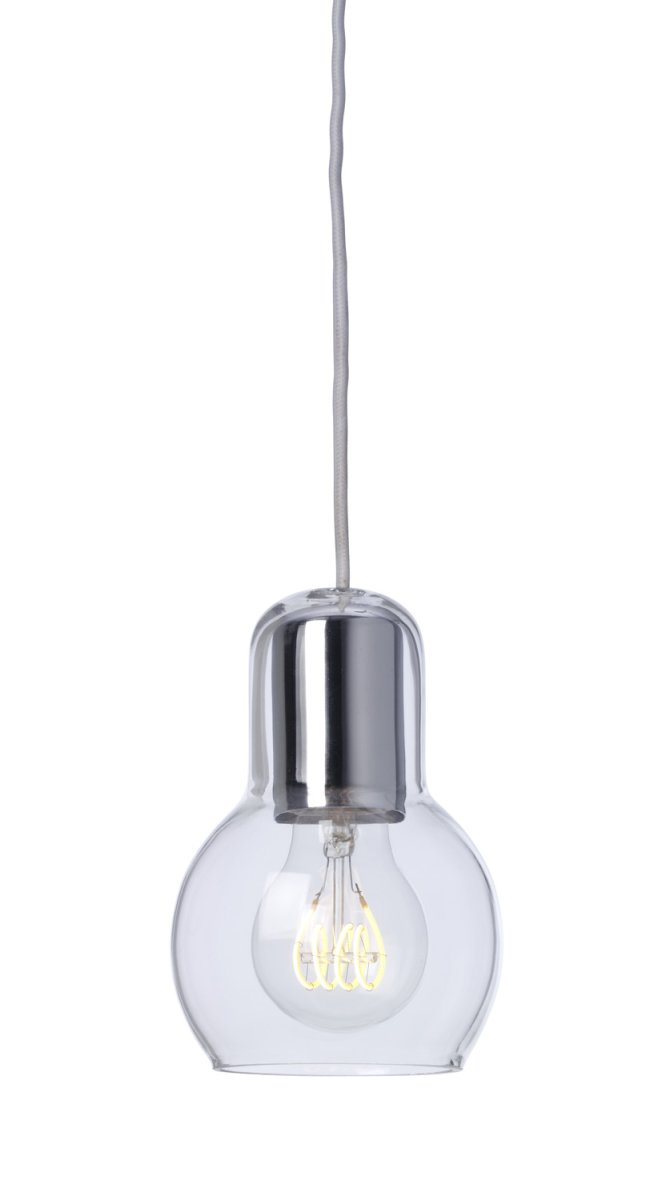 F1090K Sølv vindueslampe Fra Lampan - Living giver både karakter og funktion til dit hjem, og med en dekorativ lyskilde bliver det en stilfuld detalje i dit interiør.