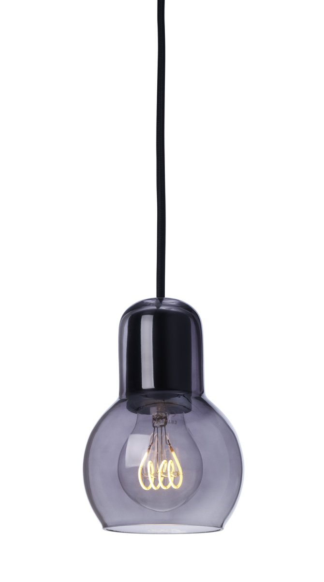 Living Røg vindueslampe Fra Lampan - Living giver både karakter og funktion til dit hjem, og med en dekorativ lyskilde bliver det en stilfuld detalje i din indretning.