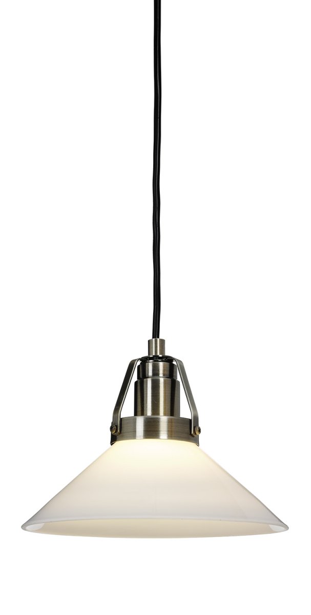 Skomagerlampe Ø20 Hvid vindueslampe Fra Cottex - Kombinationen af det elegante hvide glas og de smukke messingdetaljer giver lampen en sofistikeret fornemmelse, der passer til b&aring;de traditionelle og moderne interi&oslash;rer.