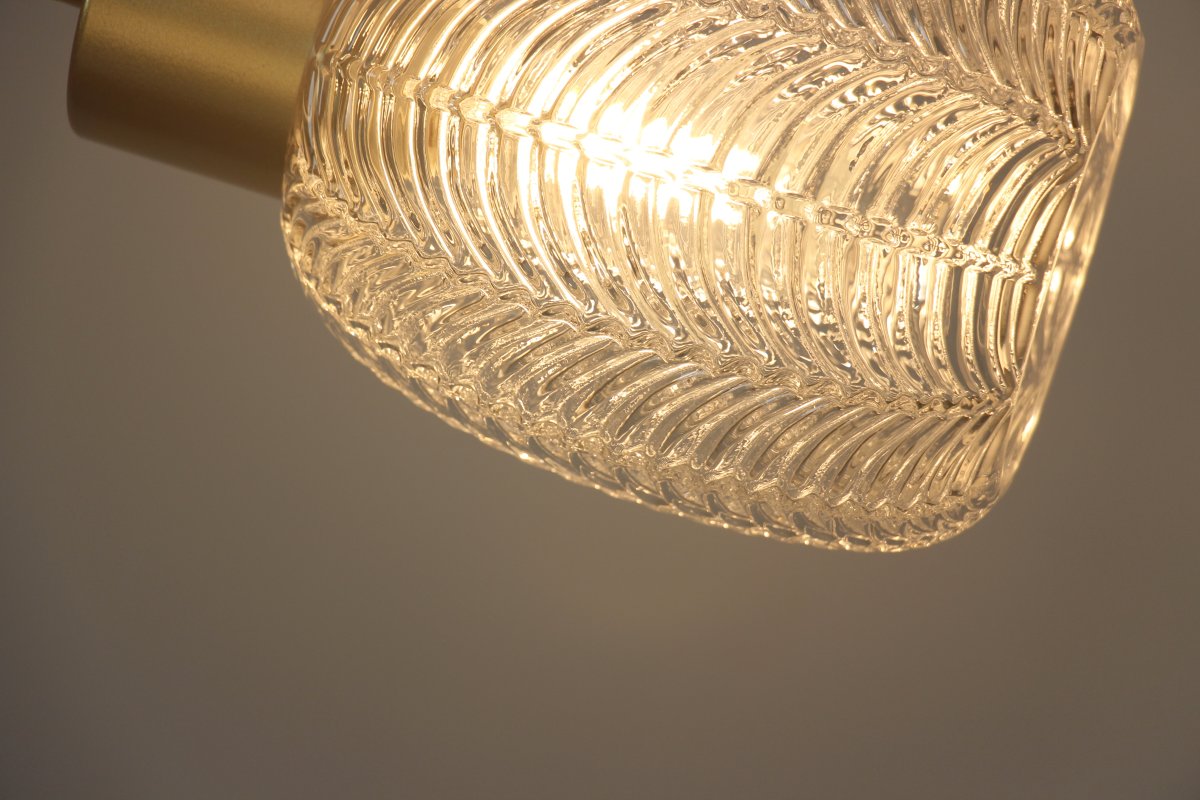 Tabaco Ø14 Gennemsigtig/guld vindueslampe Fra Lampan - Detaljer i en mat guldfinish giver lampen en varm og eksklusiv f&oslash;lelse.