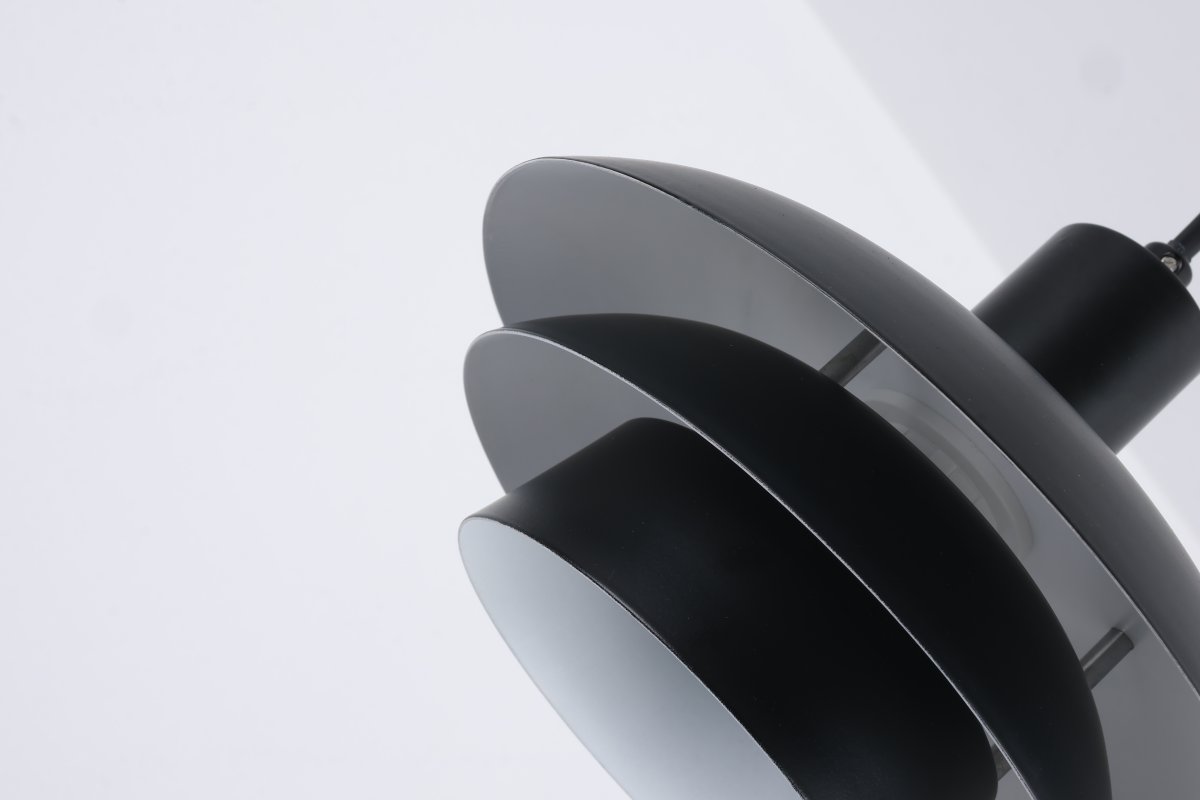 Stealth Ø20 Sort vindueslampe Fra Nordic Lighting - Lampen er lavet af sort metal og har et bl&oslash;dt lagdelt design, der giver et behageligt og nedadrettet lys - perfekt til vinduer eller mindre omr&aring;der.