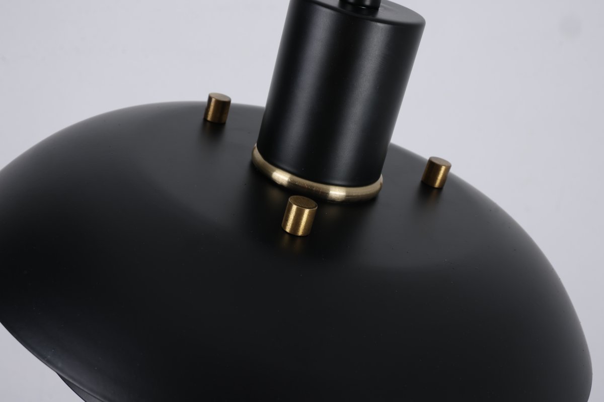 Stealth Ø20 Sort vindueslampe Fra Nordic Lighting - Lampen er lavet af sort metal og har et bl&oslash;dt lagdelt design, der giver et behageligt og nedadrettet lys - perfekt til vinduer eller mindre omr&aring;der.