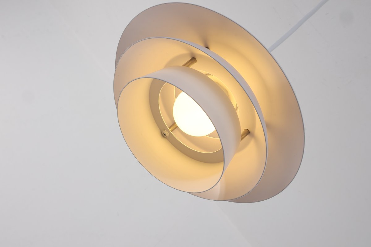 Stealth Ø20 Hvid vindueslampe Fra Nordic Lighting - For at g&oslash;re det nemt for dig at tilpasse udseendet, leveres Stealth med to s&aelig;t detaljer: drejeknapper og ring i b&aring;de kromfinish og hvid finish.