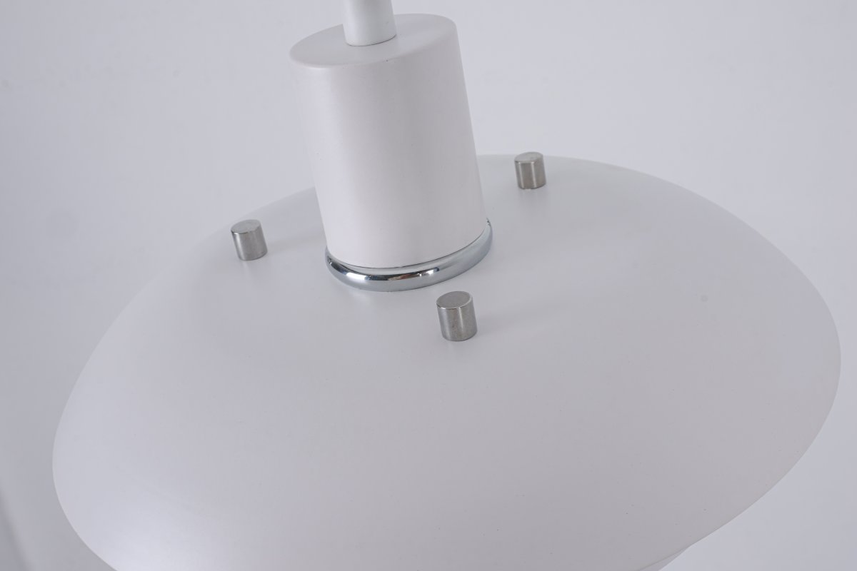 Stealth Ø20 Hvid vindueslampe Fra Nordic Lighting - For at g&oslash;re det nemt for dig at tilpasse udseendet, leveres Stealth med to s&aelig;t detaljer: drejeknapper og ring i b&aring;de kromfinish og hvid finish.