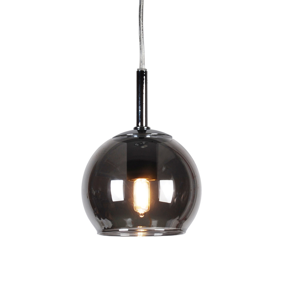 Mini Capella Ø10 Chrom vindueslampe Fra Lampan - Mini Capella spreder et blødt og behageligt lys, der skaber en indbydende atmosfære, og den røgfarvede kuppel giver lampen et trendy og unikt udseende.