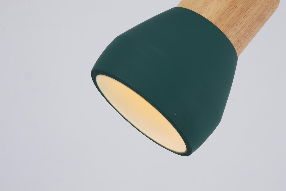 Pepe Ø13 Grøn vindueslampe Fra Nordic Lighting - Kombinationen af tr&aelig; og beton giver et robust og samtidig varmt udtryk, mens den m&oslash;rkegr&oslash;nne, matte farve tilf&oslash;jer en rolig og trendy fornemmelse.