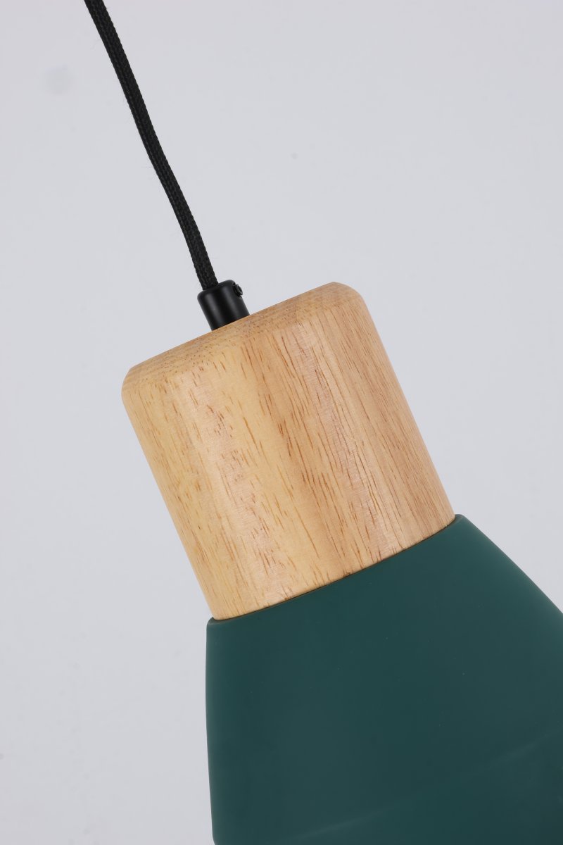 Pepe Ø13 Grøn vindueslampe Fra Nordic Lighting - Kombinationen af tr&aelig; og beton giver et robust og samtidig varmt udtryk, mens den m&oslash;rkegr&oslash;nne, matte farve tilf&oslash;jer en rolig og trendy fornemmelse.