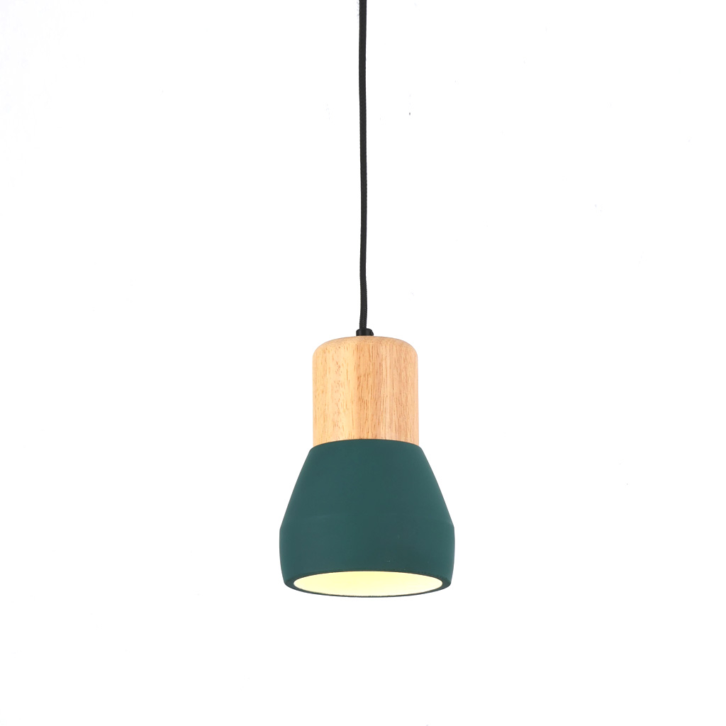 Pepe Ø13 Grøn vindueslampe Fra Nordic Lighting - Kombinationen af tr&aelig; og beton giver et robust og samtidig varmt udtryk, mens den m&oslash;rkegr&oslash;nne, matte farve tilf&oslash;jer en rolig og trendy fornemmelse.