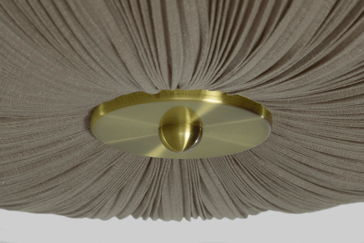 Lady Ø45 Grå plafond Fra Aneta Lighting - N&aring;r lampen er t&aelig;ndt, spredes et bl&oslash;dt og behageligt lys gennem stoffet og skaber en varm atmosf&aelig;re i rummet.