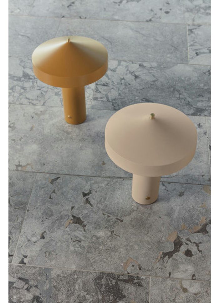 Hatto 40cm Beige bordlampe Fra OYOY - Lampen er en del af den populære Hatto-serie og fås i flere moderne farver.