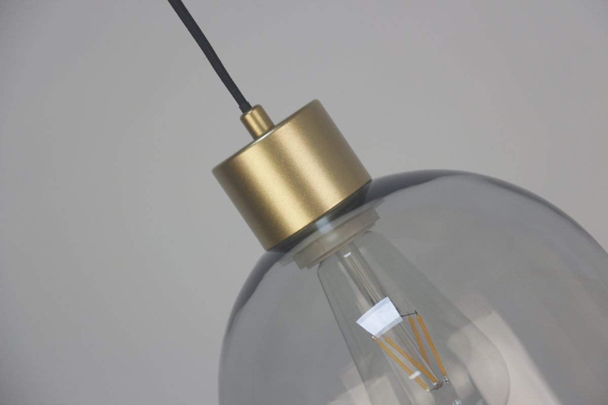 Origo Ø20 Røgfarvet vindueslampe Fra Lampan - Sk&aelig;rmen i r&oslash;gfarvet glas giver et bl&oslash;dt og atmosf&aelig;risk lys, mens detaljerne i mat guldfinish tilf&oslash;jer en varm og eksklusiv f&oslash;lelse.